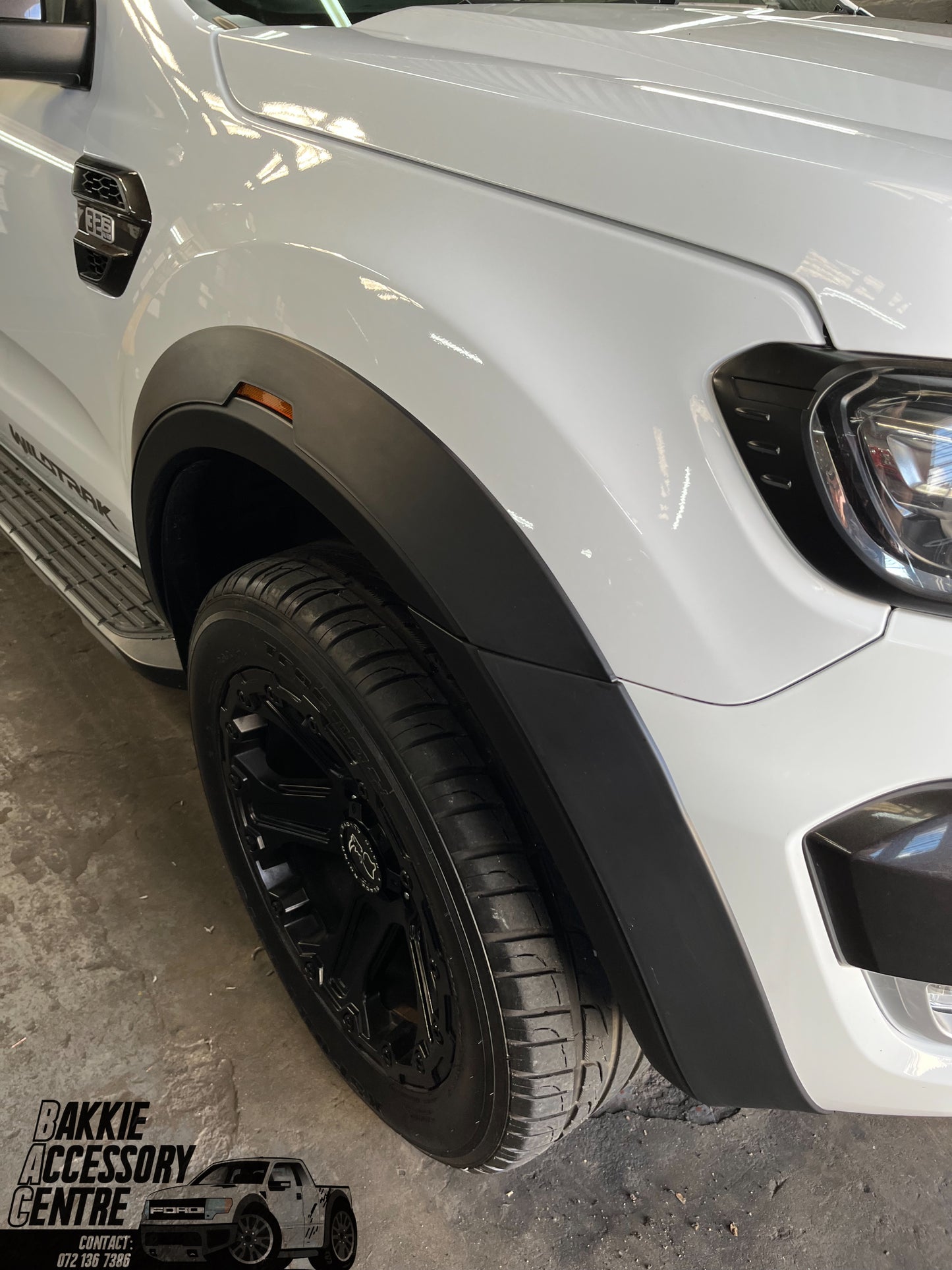 Ford Ranger T7/8 fender flares with orange reflector